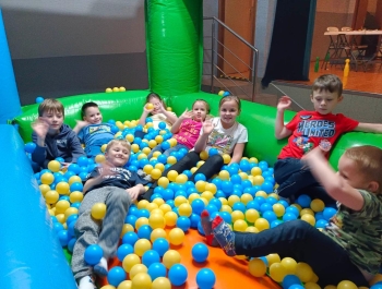 "Kiedy śmieje się dziecko, śmieje się cały świat" - podsumowanie zajęć w GOK Gilowice podczas ferii. - zdjęcie15