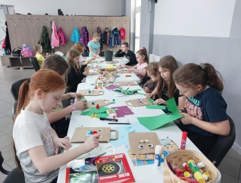 WARSZTATY TWORZENBIA BIBUŁKOWYCH KWIATÓW NA TRADYCYJNE PALMY WIELKANOCNE - zdjęcie18