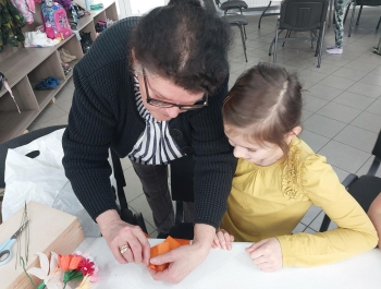 WARSZTATY TWORZENBIA BIBUŁKOWYCH KWIATÓW NA TRADYCYJNE PALMY WIELKANOCNE - zdjęcie17