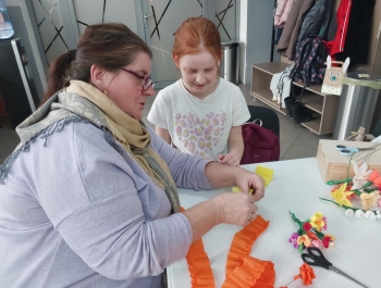 WARSZTATY TWORZENBIA BIBUŁKOWYCH KWIATÓW NA TRADYCYJNE PALMY WIELKANOCNE - zdjęcie14