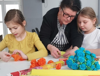 WARSZTATY TWORZENBIA BIBUŁKOWYCH KWIATÓW NA TRADYCYJNE PALMY WIELKANOCNE - zdjęcie13