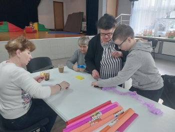 WARSZTATY TWORZENBIA BIBUŁKOWYCH KWIATÓW NA TRADYCYJNE PALMY WIELKANOCNE - zdjęcie10