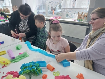 WARSZTATY TWORZENBIA BIBUŁKOWYCH KWIATÓW NA TRADYCYJNE PALMY WIELKANOCNE - zdjęcie8