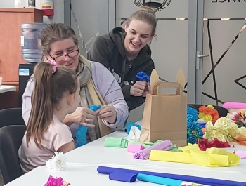 WARSZTATY TWORZENBIA BIBUŁKOWYCH KWIATÓW NA TRADYCYJNE PALMY WIELKANOCNE - zdjęcie4