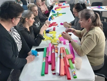 WARSZTATY TWORZENBIA BIBUŁKOWYCH KWIATÓW NA TRADYCYJNE PALMY WIELKANOCNE - zdjęcie2