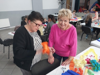 WARSZTATY TWORZENBIA BIBUŁKOWYCH KWIATÓW NA TRADYCYJNE PALMY WIELKANOCNE - zdjęcie3