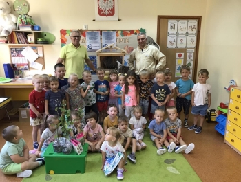 W ramach działalności edukacyjnej Gminnej Biblioteki publicznej w Gilowicach placówki przedszkolne oraz szkołę odwiedzili pszczelarze z 1000 pszczół! - zdjęcie1