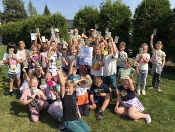 W ramach działalności edukacyjnej Gminnej Biblioteki publicznej w Gilowicach placówki przedszkolne oraz szkołę odwiedzili pszczelarze z 1000 pszczół! - zdjęcie2