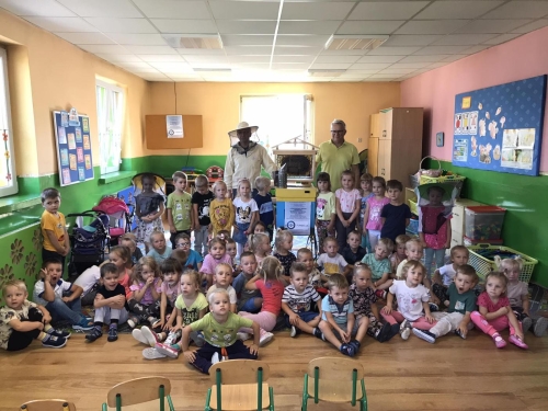 W ramach działalności edukacyjnej Gminnej Biblioteki publicznej w Gilowicach placówki przedszkolne oraz szkołę odwiedzili pszczelarze z 1000 pszczół!