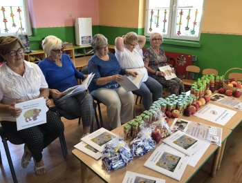 Gminna Biblioteka Publiczna ukończyła realizację zadania „Bajanie na dywanie - poczytaj mi babciu”. - zdjęcie1