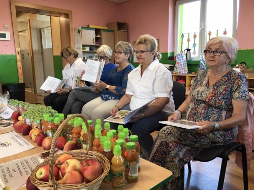 Gminna Biblioteka Publiczna ukończyła realizację zadania „Bajanie na dywanie - poczytaj mi babciu”.