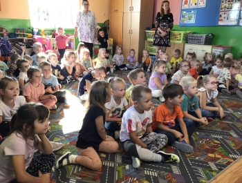 Gminna Biblioteka Publiczna ukończyła realizację zadania „Bajanie na dywanie - poczytaj mi babciu”. - zdjęcie2