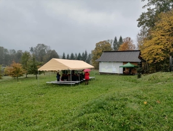 Występ Regionalnego Zespołu DOLANIE oraz kapeli Gilowski Tryton w Parku Etnograficznym w Ślemieniu - zdjęcie4