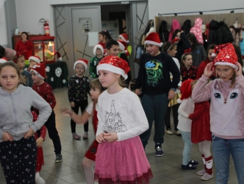 Cudowny czas mikołajkowych zabaw dla dzieci z gminy Gilowice. - zdjęcie10