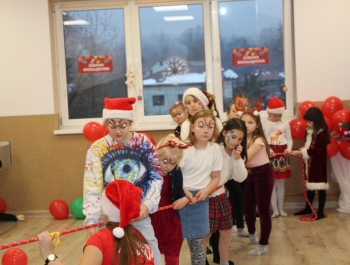 Cudowny czas mikołajkowych zabaw dla dzieci z gminy Gilowice. - zdjęcie18