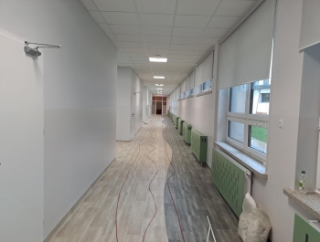 Małymi krokami zbliżamy się do zakończenia wspaniałej inwestycji, jaką jest przebudowa pomieszczeń Zespołu Szkół w Gilowicach. - zdjęcie9