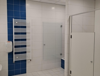 Małymi krokami zbliżamy się do zakończenia wspaniałej inwestycji, jaką jest przebudowa pomieszczeń Zespołu Szkół w Gilowicach. - zdjęcie8