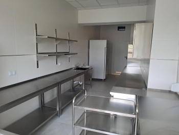 Małymi krokami zbliżamy się do zakończenia wspaniałej inwestycji, jaką jest przebudowa pomieszczeń Zespołu Szkół w Gilowicach. - zdjęcie3