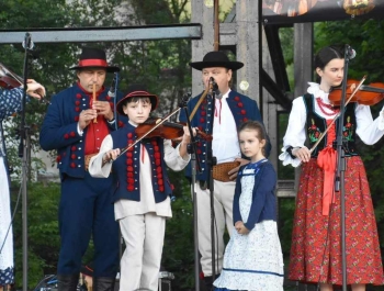 W ramach Dni Żywca 2024 podczas Nocy Świętojańskiej wystąpił Regionalny Zespół "Dolanie" oraz Kapela "Gilowski Tryton"                  z Gilowic. - zdjęcie2