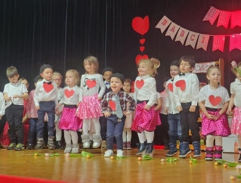 Dzień Babci i Dziadka - przedstawienie przedszkolaków z AKUKU - zdjęcie4